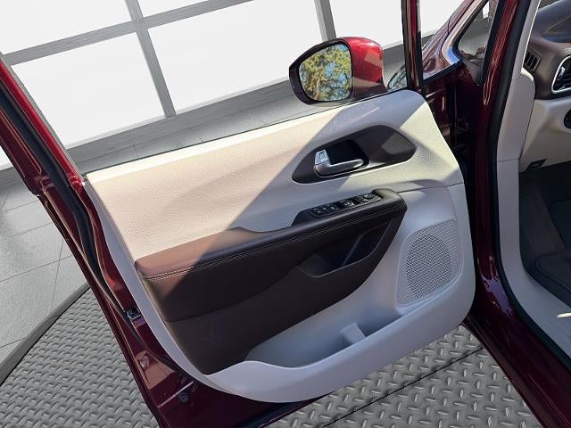 2017 Chrysler Pacifica 4d Wagon Touring-L