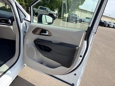 2022 Chrysler Voyager LX
